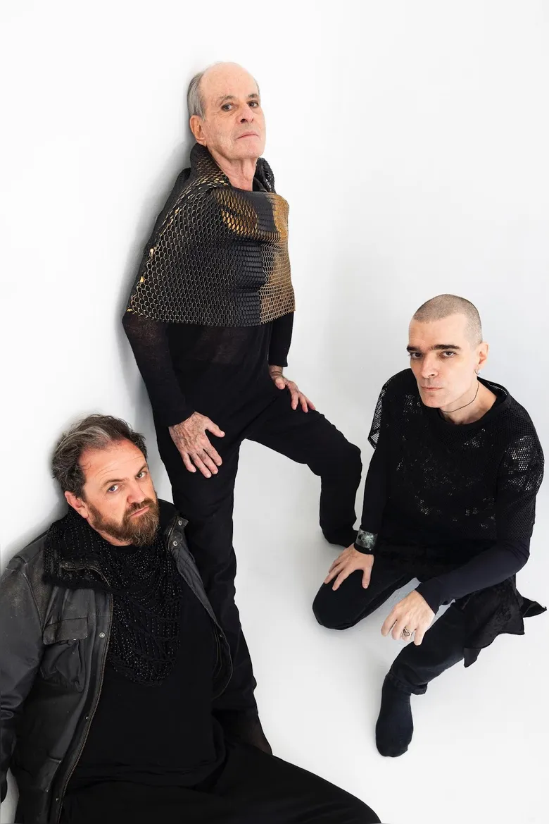 
		Ney Matogrosso se junta ao duo Hecto em disco de inéditas