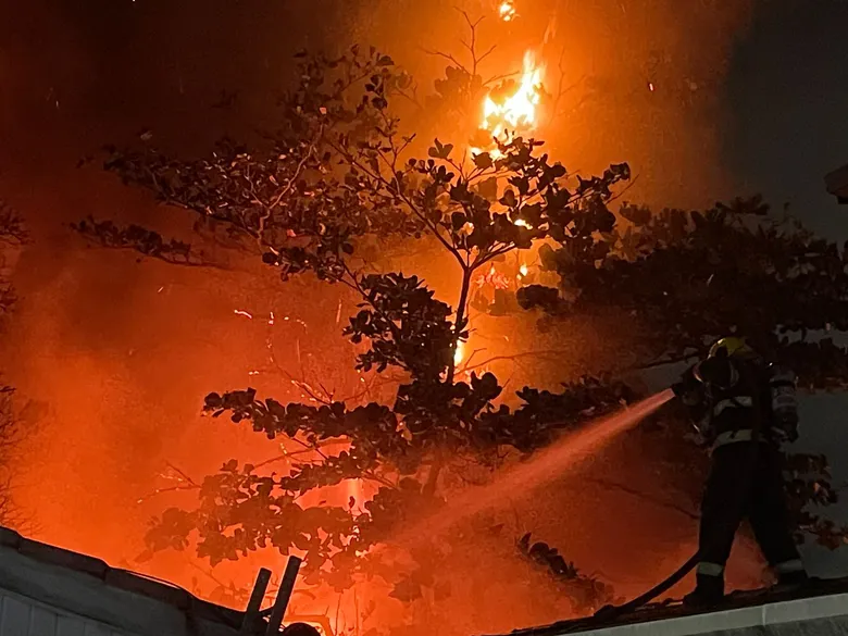 Incêndio destrói ferro-velho na Vila Aguiar em Goiânia