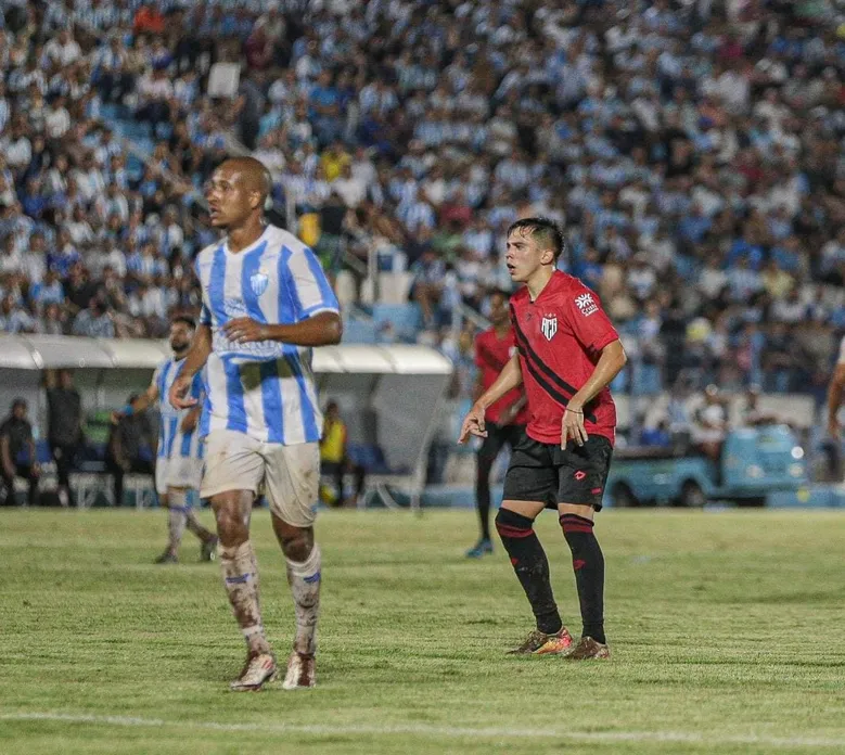 
		Atlético-GO fica duas vezes à frente, mas cede empate ao CRAC no fim pelo Goianão