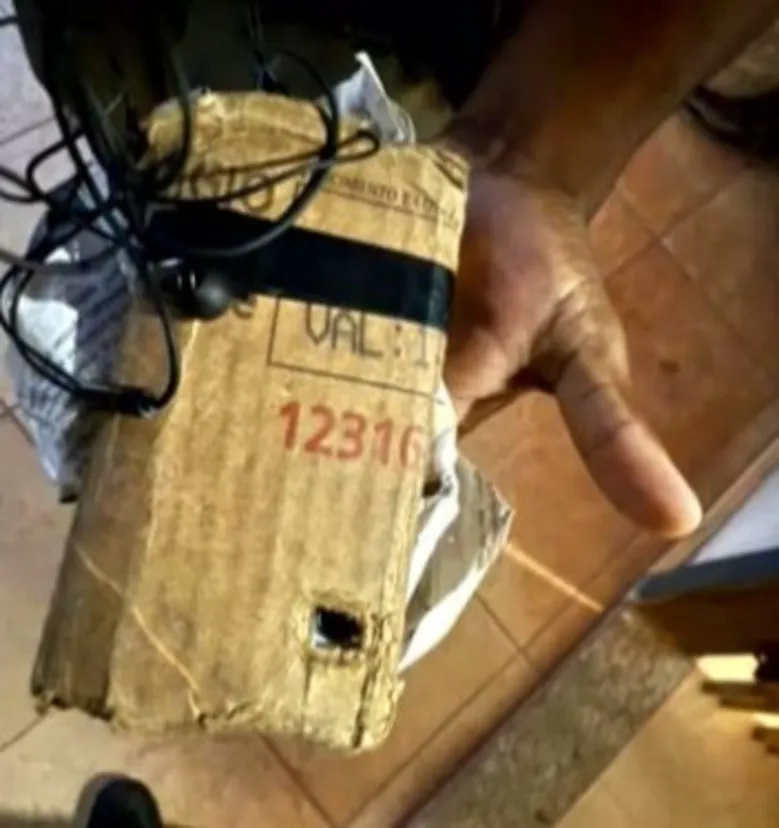 
		Funcionária descobre celular escondido em banheiro da empresa