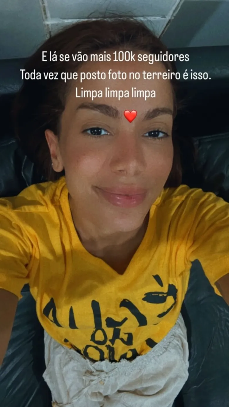 
		Anitta desabafa após perder 100 mil seguidores por postar fotos em terreiro de Candomblé