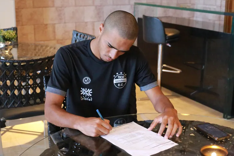 
		Joia portuguesa assina contrato profissional com o Goiânia