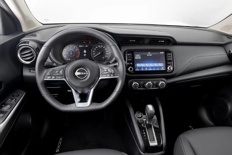 
		Nissan Kicks 2025 ganha o sobrenome Play nas versões Active Plus, Sense e Advance Plus