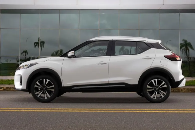 
		Nissan Kicks 2025 ganha o sobrenome Play nas versões Active Plus, Sense e Advance Plus