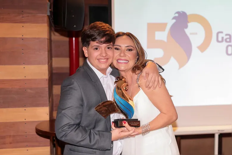 
		Uma noite inesquecível para Luciana Machado, ao receber  o prêmio Galo de Ouro, pela MAG Seguros