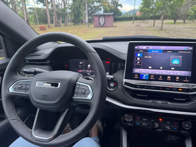 
		Teste: Impressões ao dirigir o Jeep Commander Blackhawk 2025 com o novo motor 2.0 Turbo de 272 cv