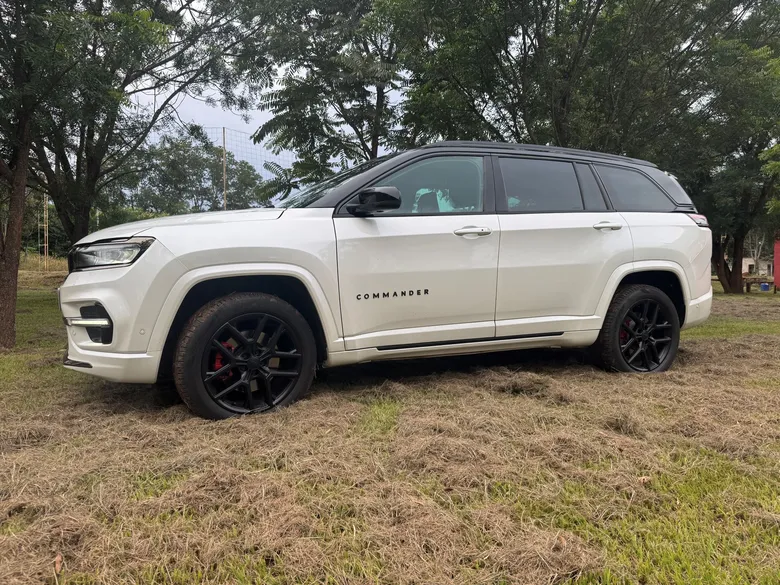 
		Teste: Impressões ao dirigir o Jeep Commander Blackhawk 2025 com o novo motor 2.0 Turbo de 272 cv