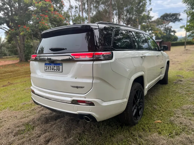 Teste: Impressões ao dirigir o Jeep Commander Blackhawk 2025 com o novo motor 2.0 Turbo de 272 cv