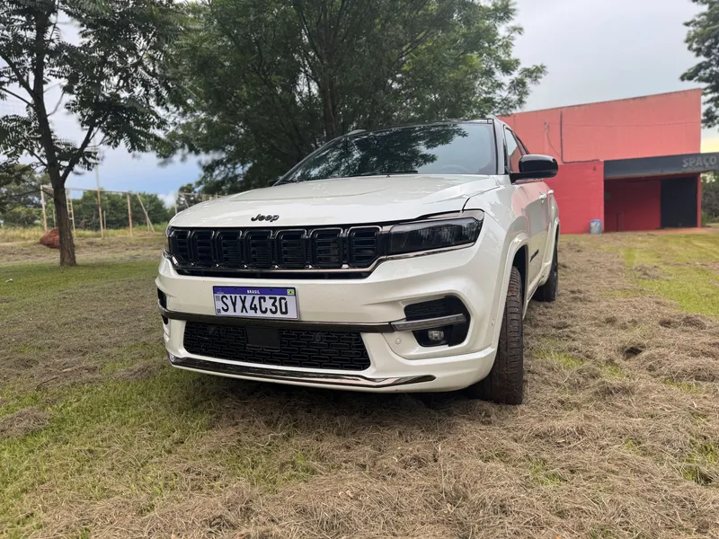 Teste: Impressões ao dirigir o Jeep Commander Blackhawk 2025 com o novo motor 2.0 Turbo de 272 cv