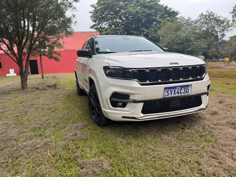 
		Teste: Impressões ao dirigir o Jeep Commander Blackhawk 2025 com o novo motor 2.0 Turbo de 272 cv