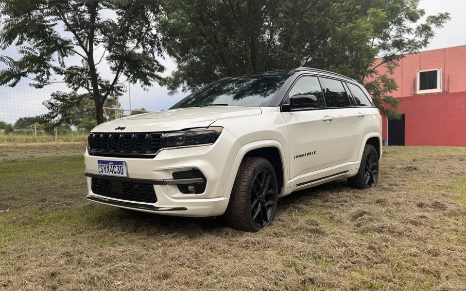 Teste: Impressões ao dirigir o Jeep Commander Blackhawk 2025 com o novo motor 2.0 Turbo de 272 cv