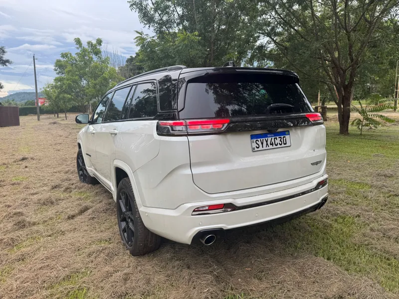 Teste: Impressões ao dirigir o Jeep Commander Blackhawk 2025 com o novo motor 2.0 Turbo de 272 cv