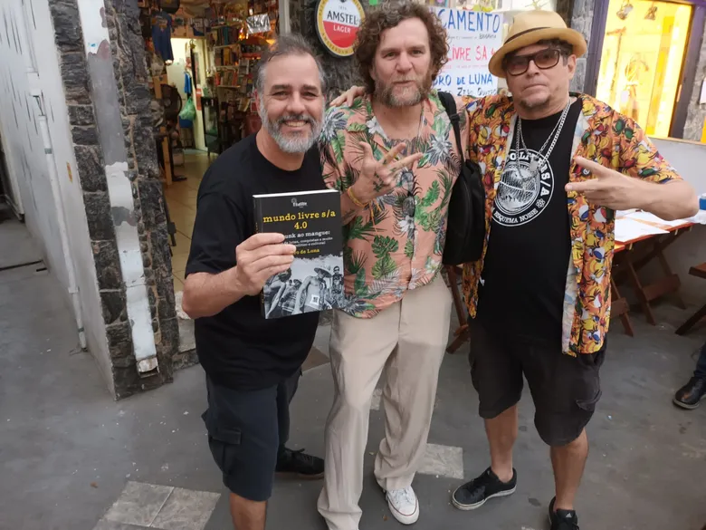 Biografia minuciosa reconstrói samba-punk do Mundo Livre S/A