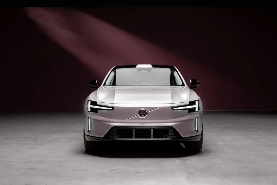 Novo Volvo ES90 chega ao Brasil em 2026 oferecendo 700 km de autonomia
