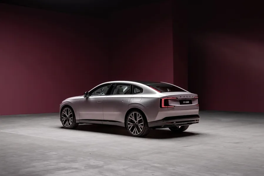 Novo Volvo ES90 chega ao Brasil em 2026 oferecendo 700 km de autonomia