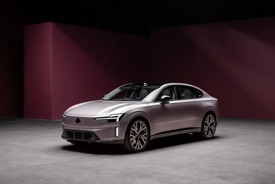Novo Volvo ES90 chega ao Brasil em 2026 oferecendo 700 km de autonomia