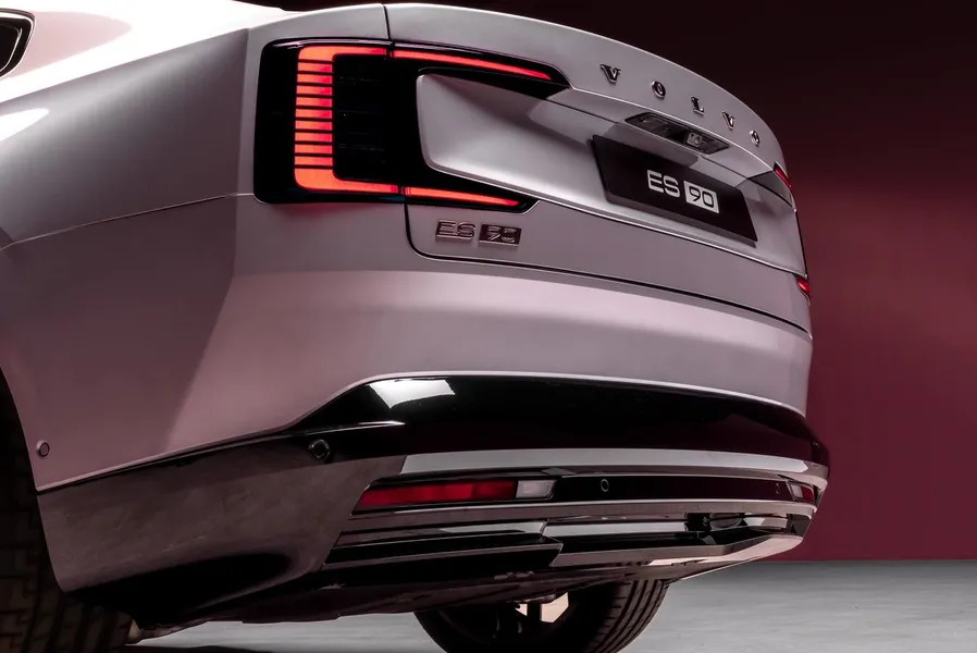 Novo Volvo ES90 chega ao Brasil em 2026 oferecendo 700 km de autonomia