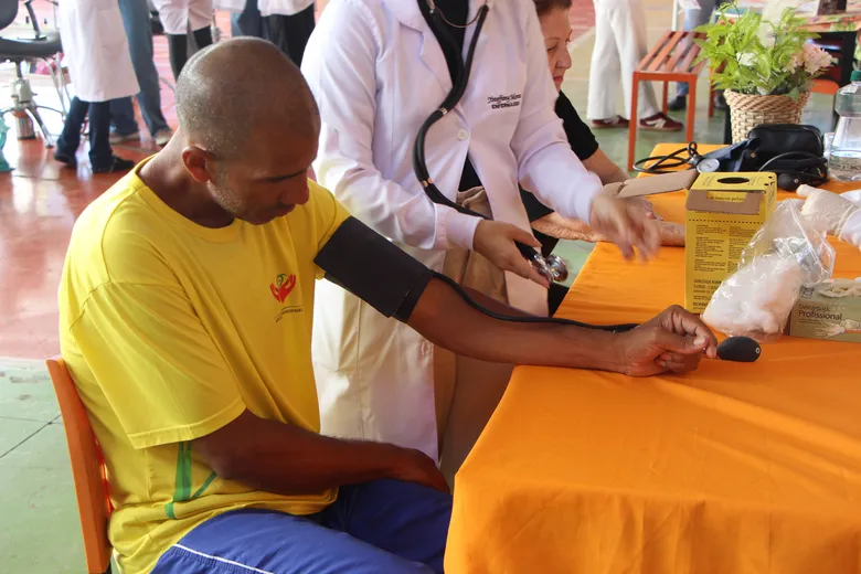 
		Projeto de extensão Mãos que Vibram promove Dia da Conscientização do Parkinson na Uniaraguaia