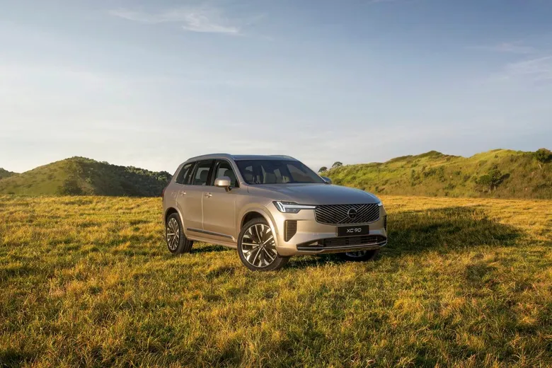 Volvo lança os novos modelos EX90 e XC90 com vendas prévias de 100 unidades