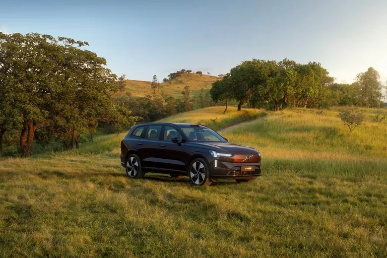 Volvo lança os novos modelos EX90 e XC90 com vendas prévias de 100 unidades