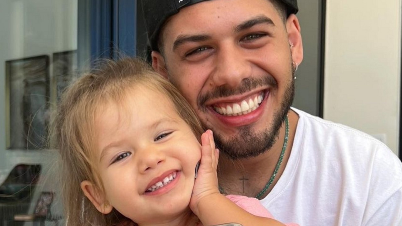 Zé Felipe se revolta com ataques à filha após aula de futebol: "Tem que levar tapa"