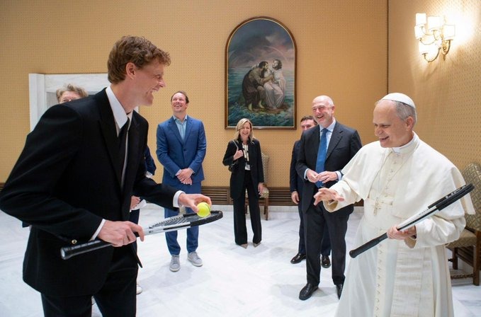 Jannik Sinner entrega raquete ao papa Leão 14 em encontro histórico no Vaticano