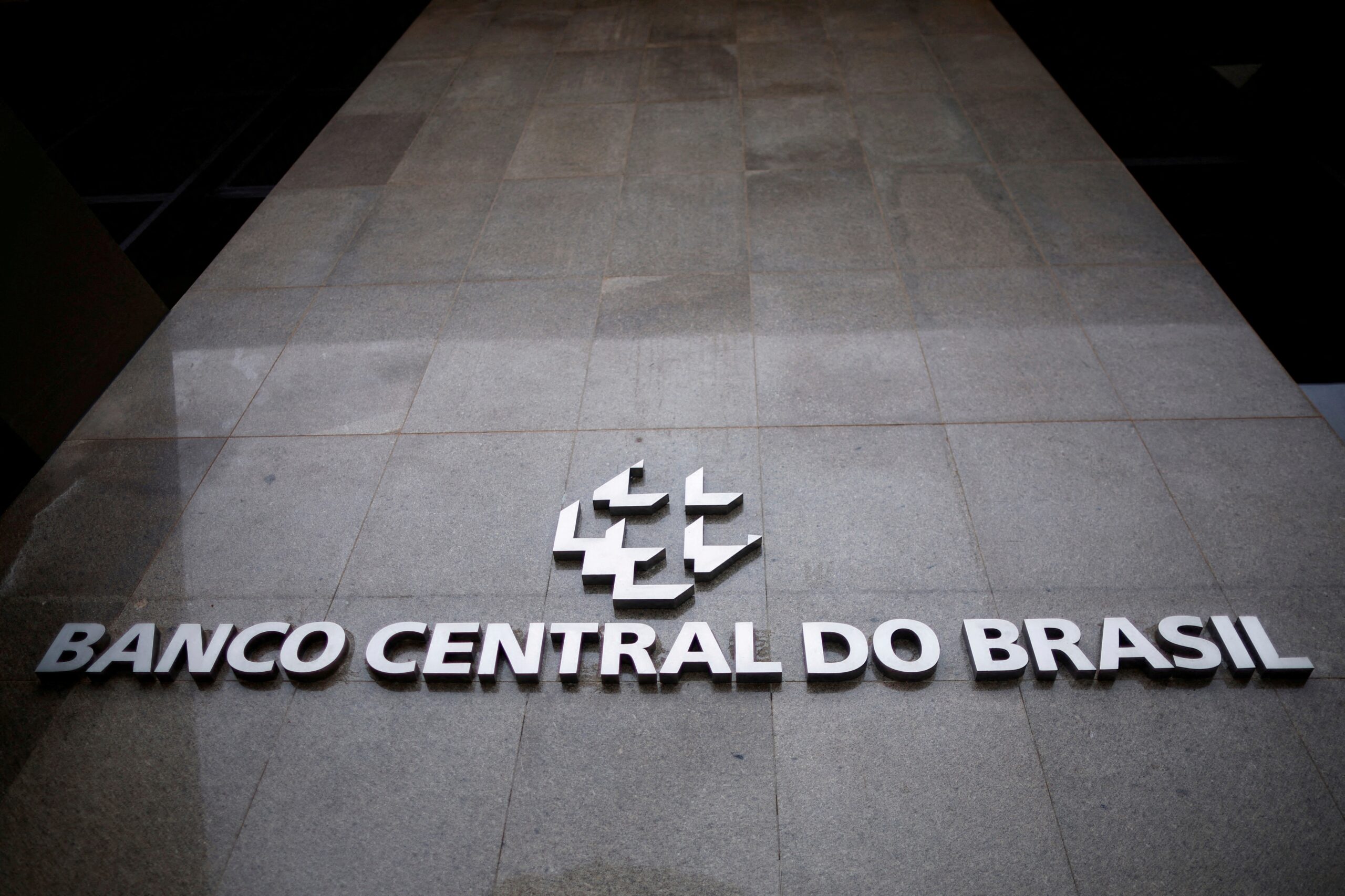 Banco Central eleva juros para 14,75% e promete vigilância sobre inflação