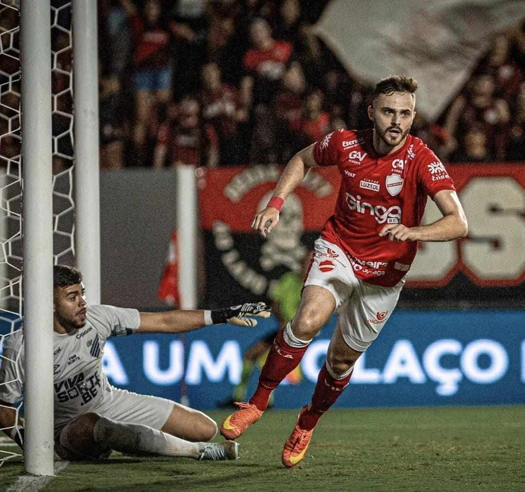 Vila Nova derrota Athletico-PR e retoma vice-liderança da Série B