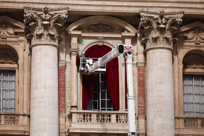 Vaticano instala cortina vermelha na Basílica de São Pedro, onde novo papa se apresentará