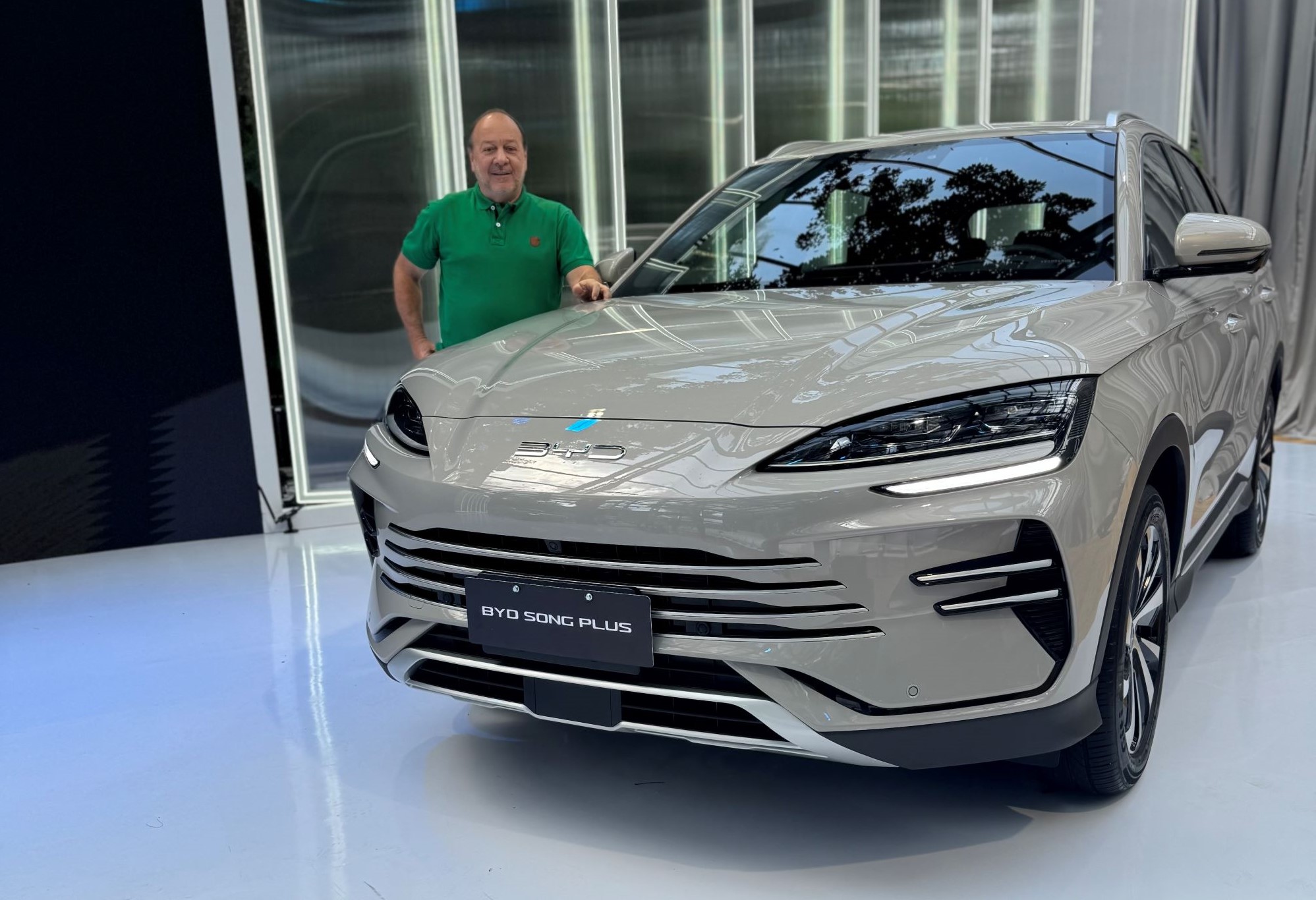 BYD Song Plus 2026 ganha visual global, bateria reforçada, mais autonomia e preço inicial de R$ 249.990