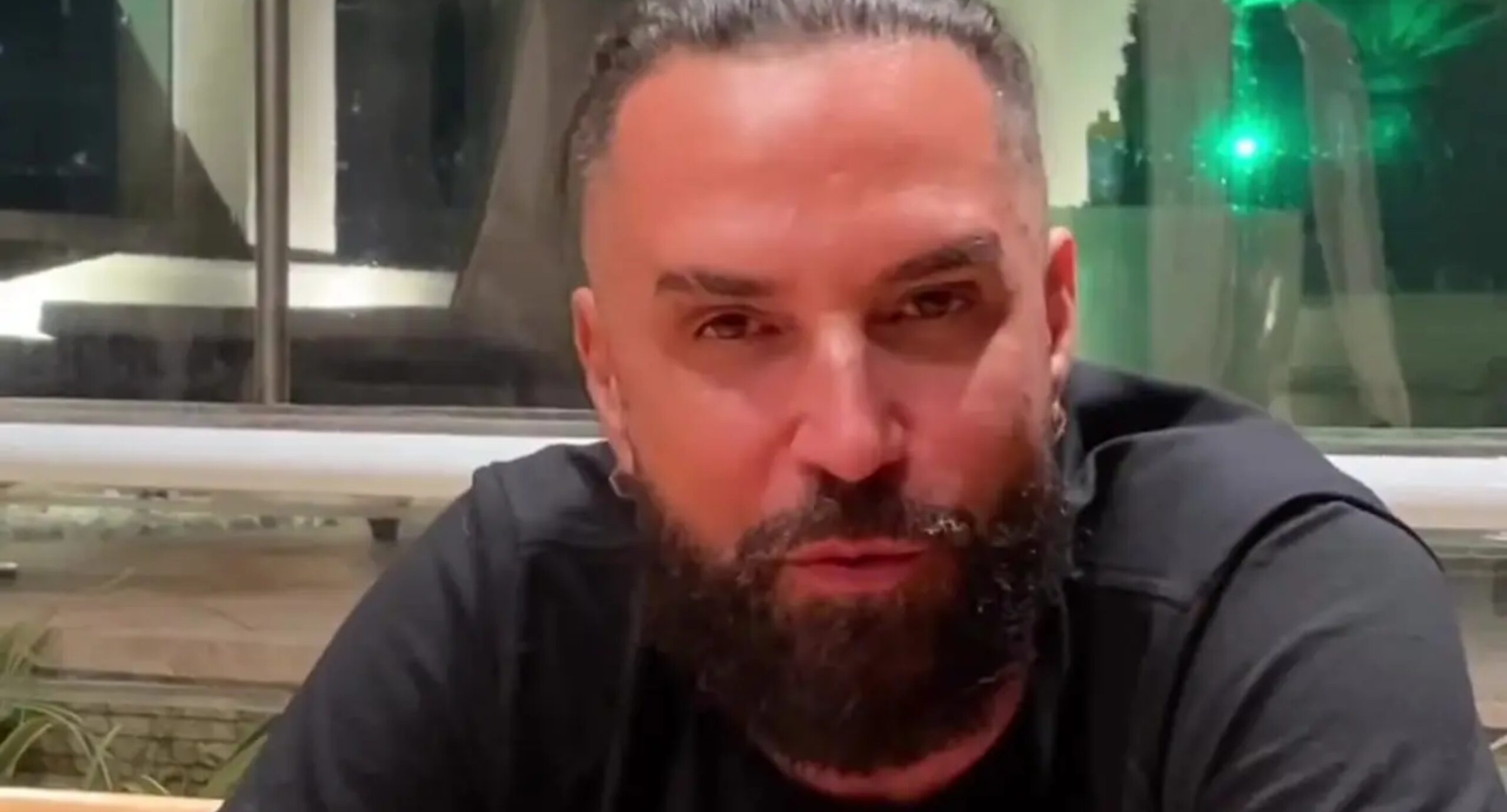 Em forte desabafo, Latino revela que é extorquido e ameaçado por filho dependente químico