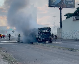 Ônibus do transporte coletivo é destruído por incêndio