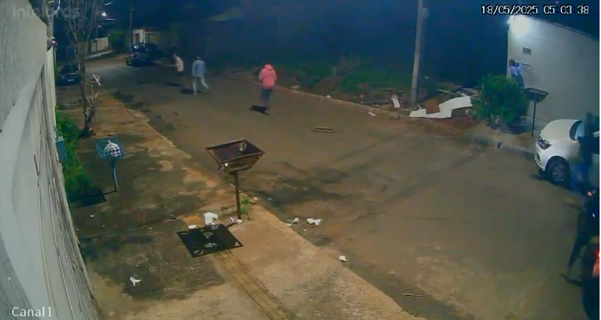Homem é morto a pauladas na porta de distribuidora