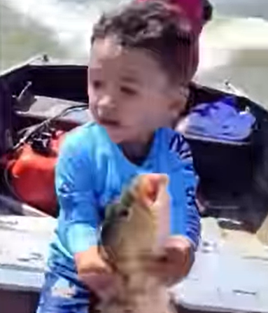 "Êêêê, pescador!" Vídeo viraliza com cena de menino que joga peixe de volta ao rio e deixa pai em choque