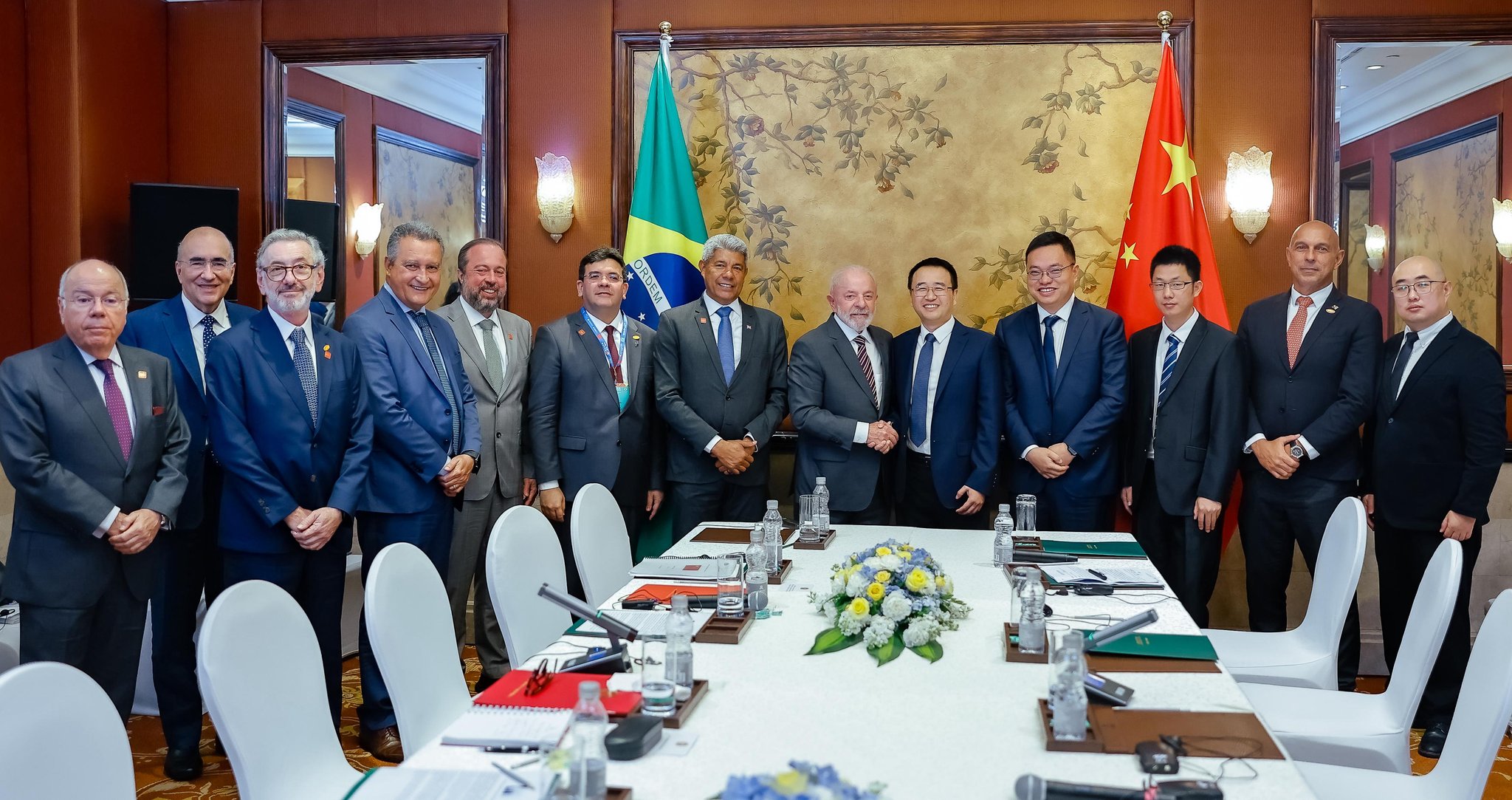 Chineses vão investir R$ 27 bi no Brasil para produzir combustível de aviação a carros