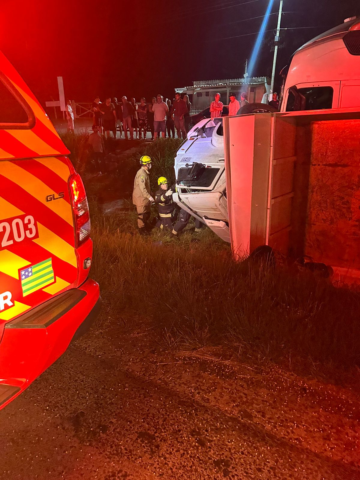 Caminhoneiro fica ferido após bater em outro caminhão