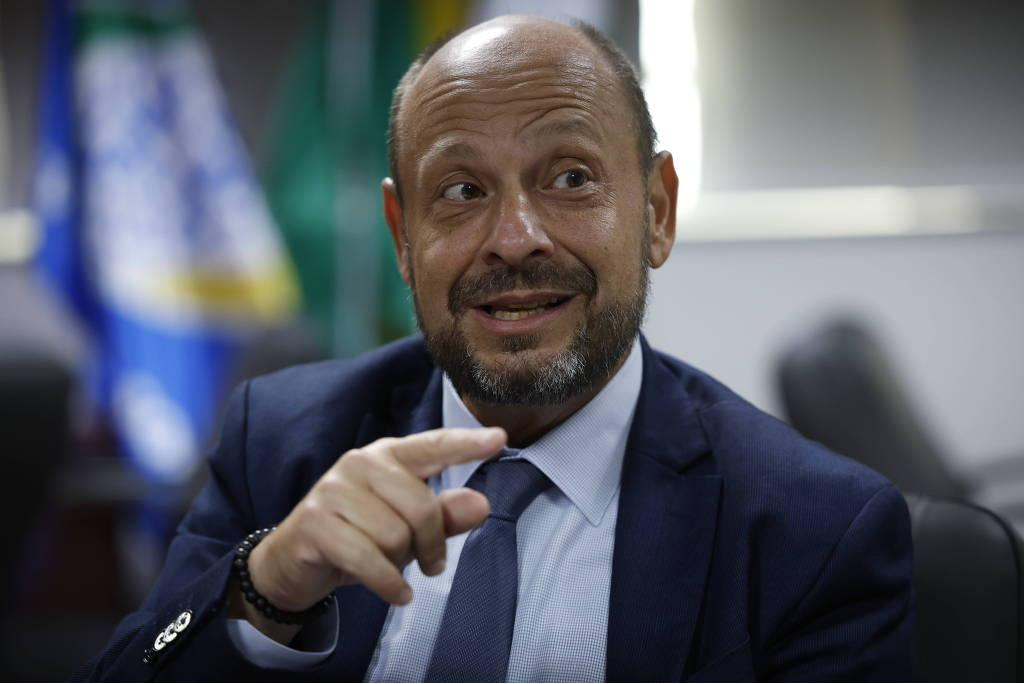 Vítimas de desconto indevido serão ressarcidas até 31 de dezembro, diz presidente do INSS