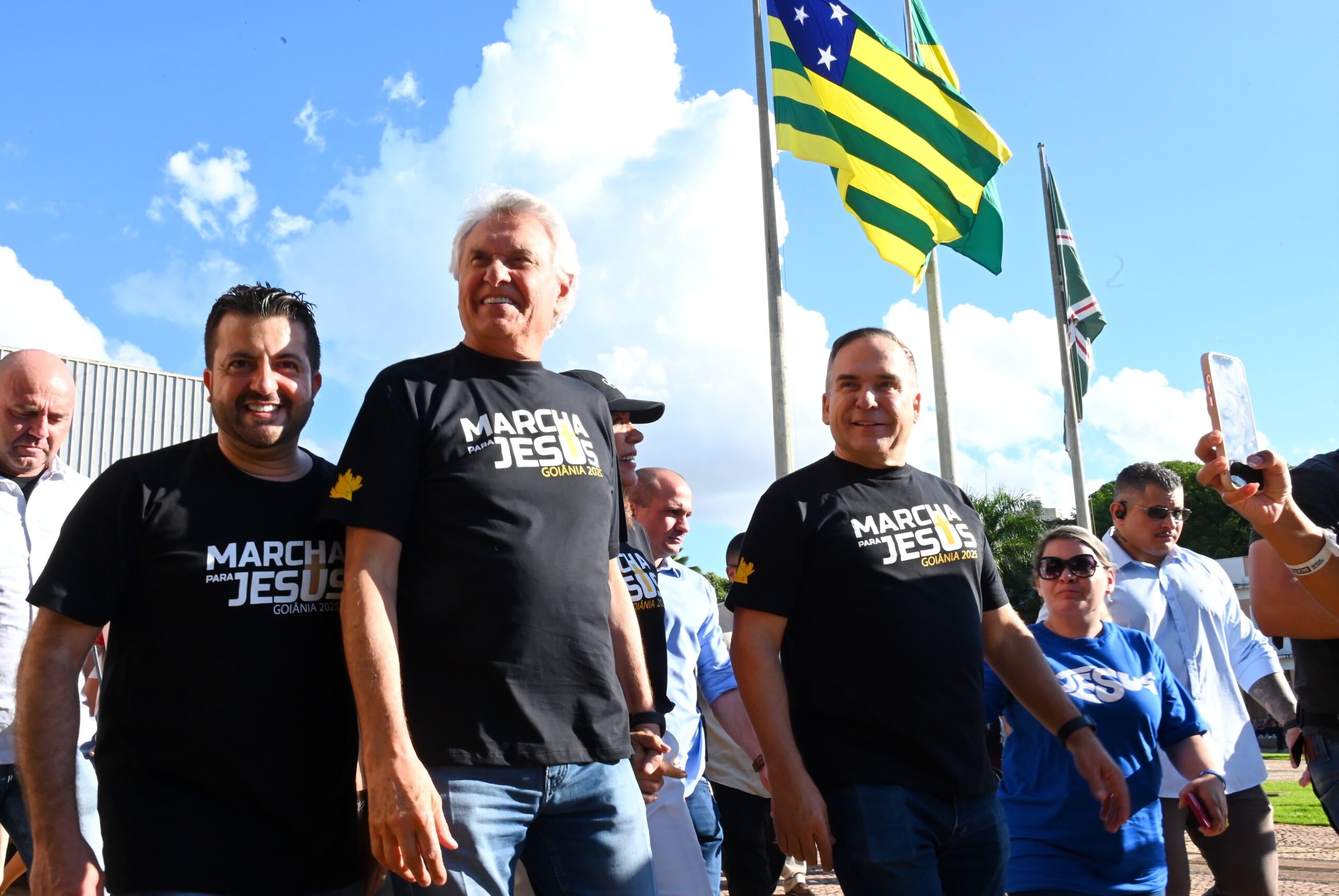 Caiado leva mensagem de fé e união à 5ª Marcha para Jesus