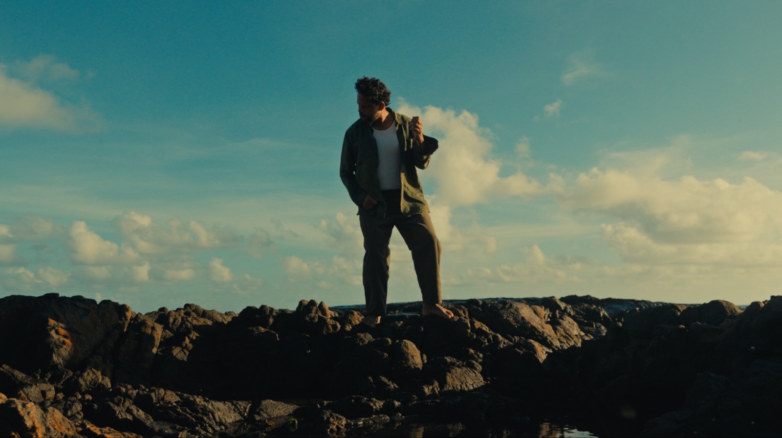 Marcos Almeida lança “Calado”, quinto álbum solo, profundo e acessível