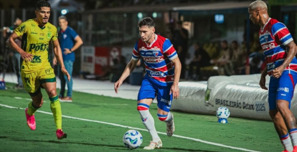 Fortaleza e Mirassol, times patrocinados por 7K e Cassino se enfrentando pelo Brasileirão
Foto: Mateus Lotif / Fortaleza
