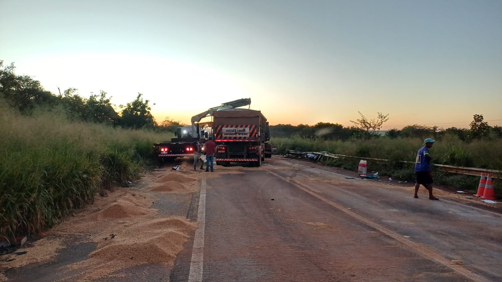 Caminhoneiro morre em colisão com quatro caminhões