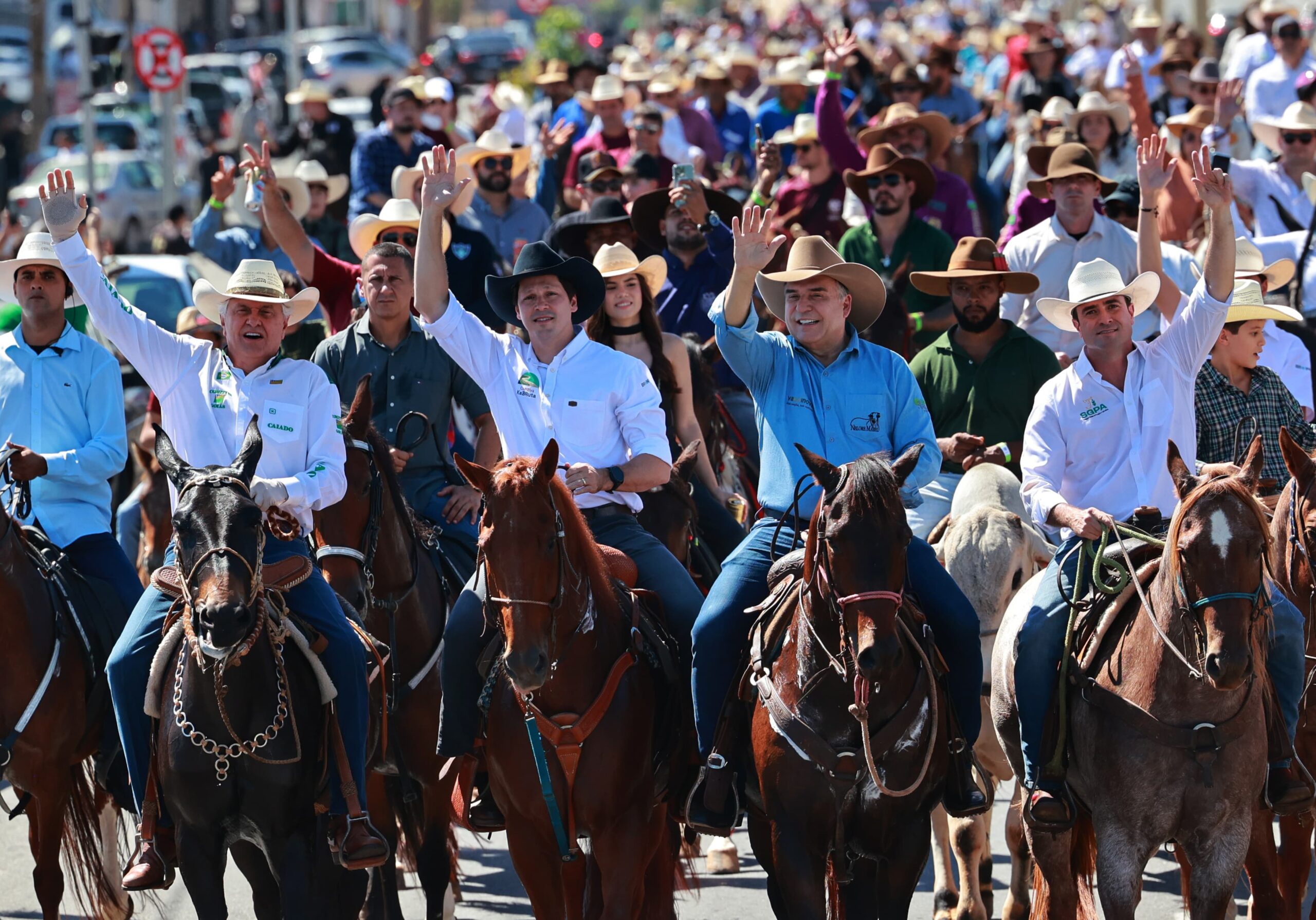 “Nossa pecuária sempre foi referência”, diz Daniel Vilela em cavalgada que marca abertura da festa