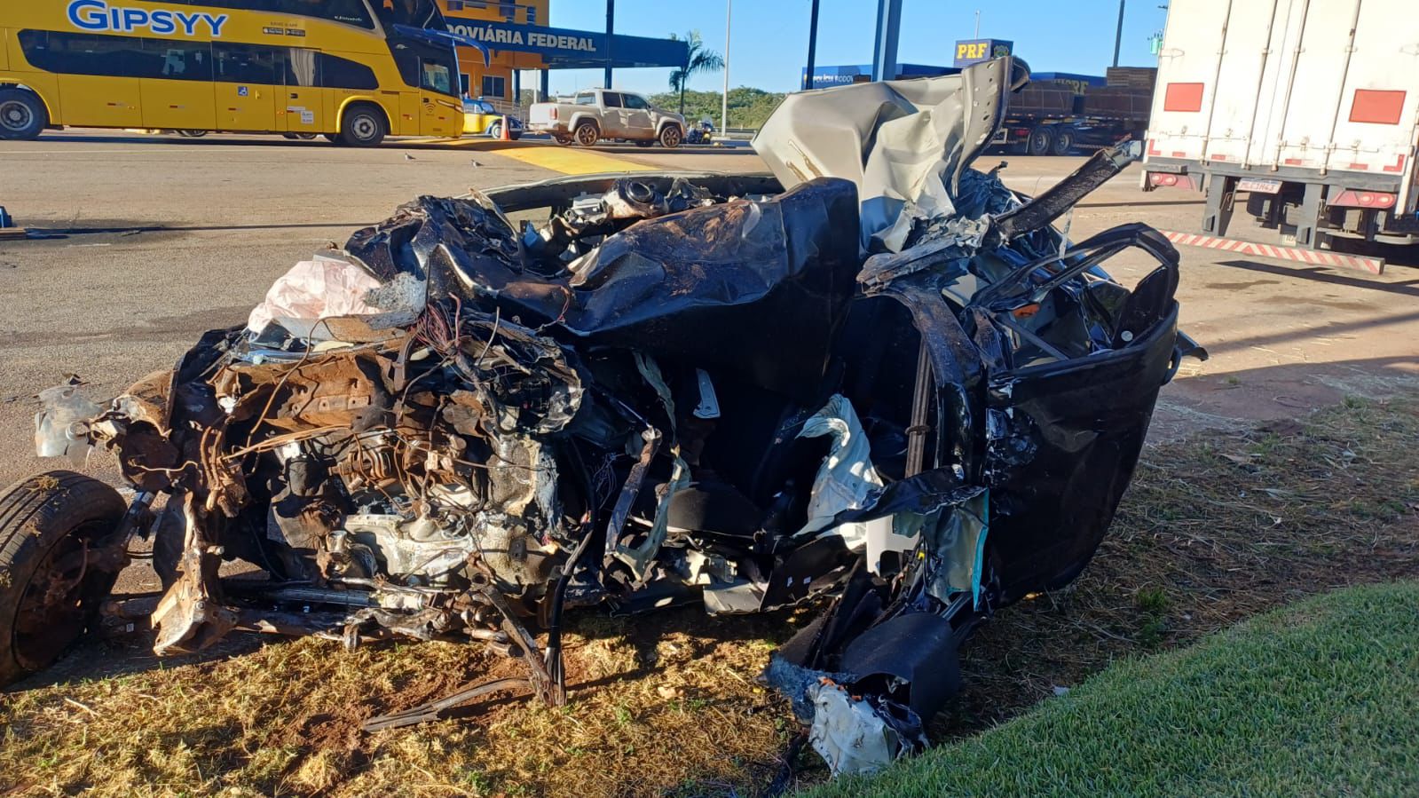 Motorista morre ao bater de frente com caminhão