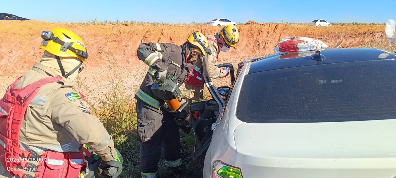 Batida entre três carros deixa casal ferido