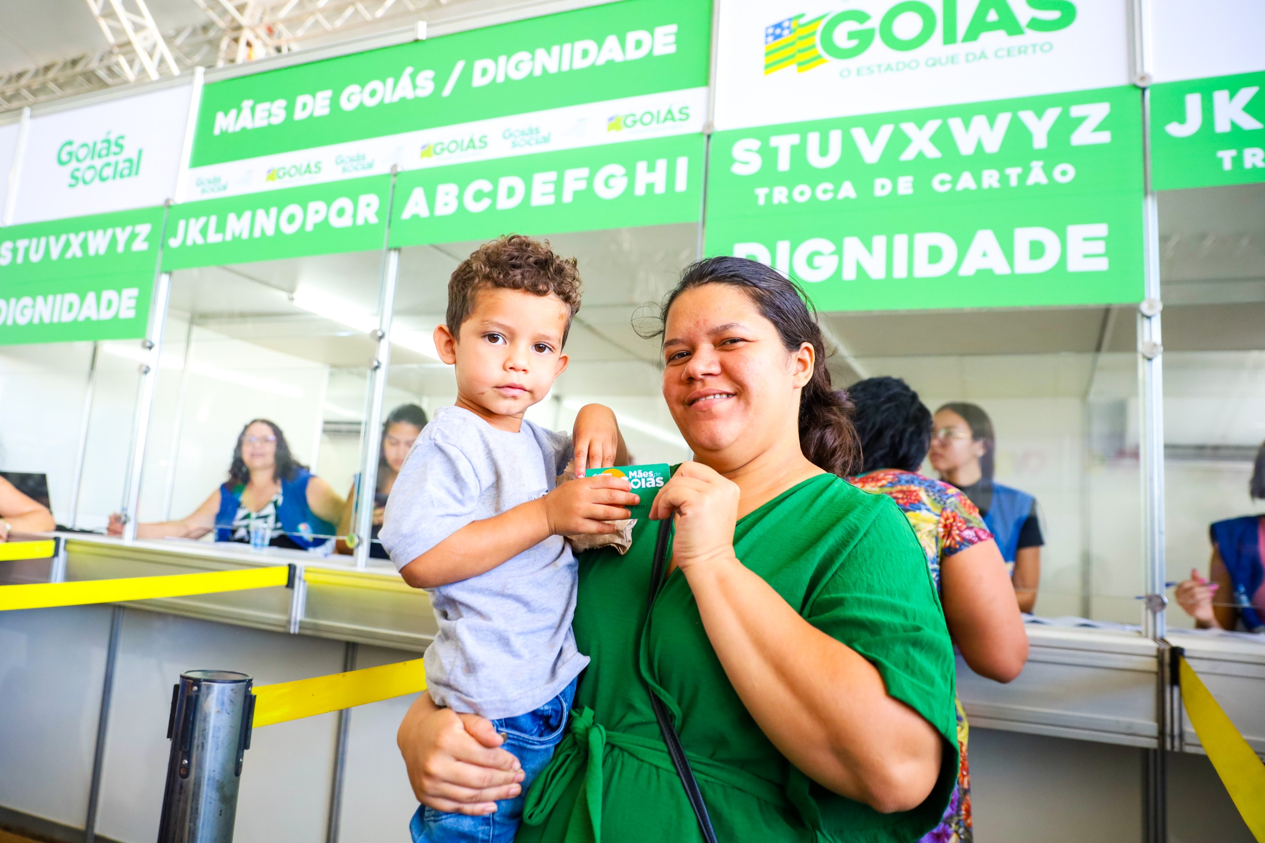 Goiás Social realiza entrega e troca de cartões dos programas Mães de Goiás e Dignidade em Goiânia