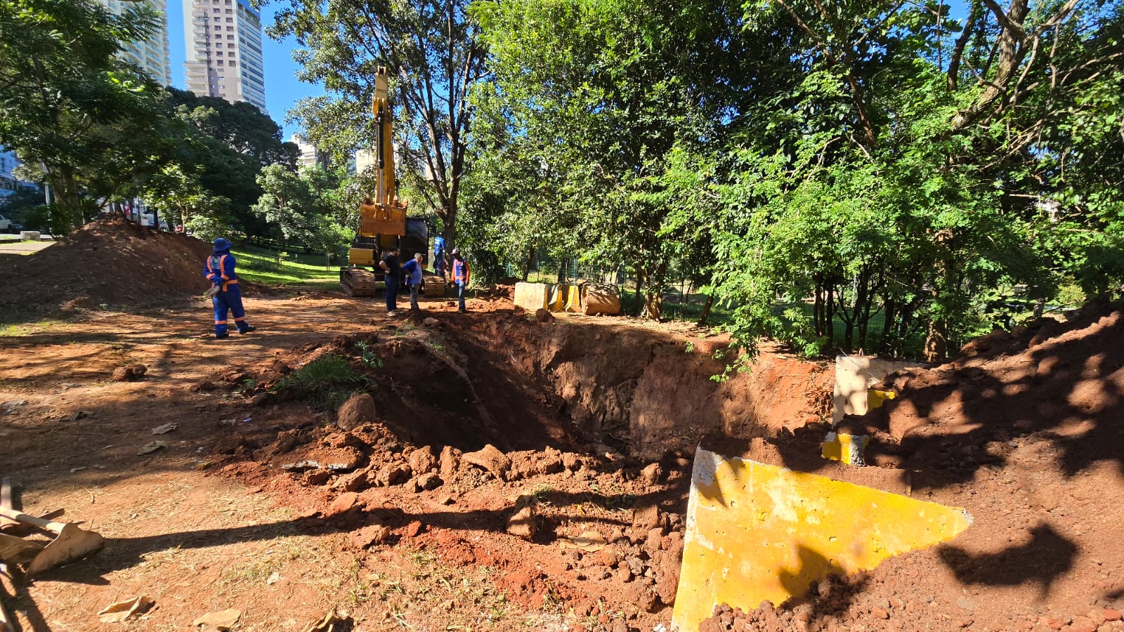 Seinfra faz manutenção de caixa pluvial no Parque Lago das Rosas