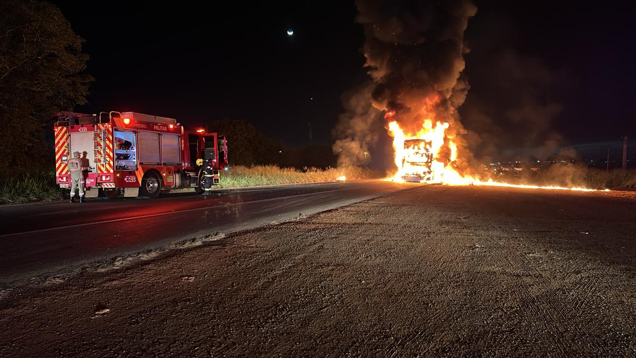 Ônibus é destruído por incêndio