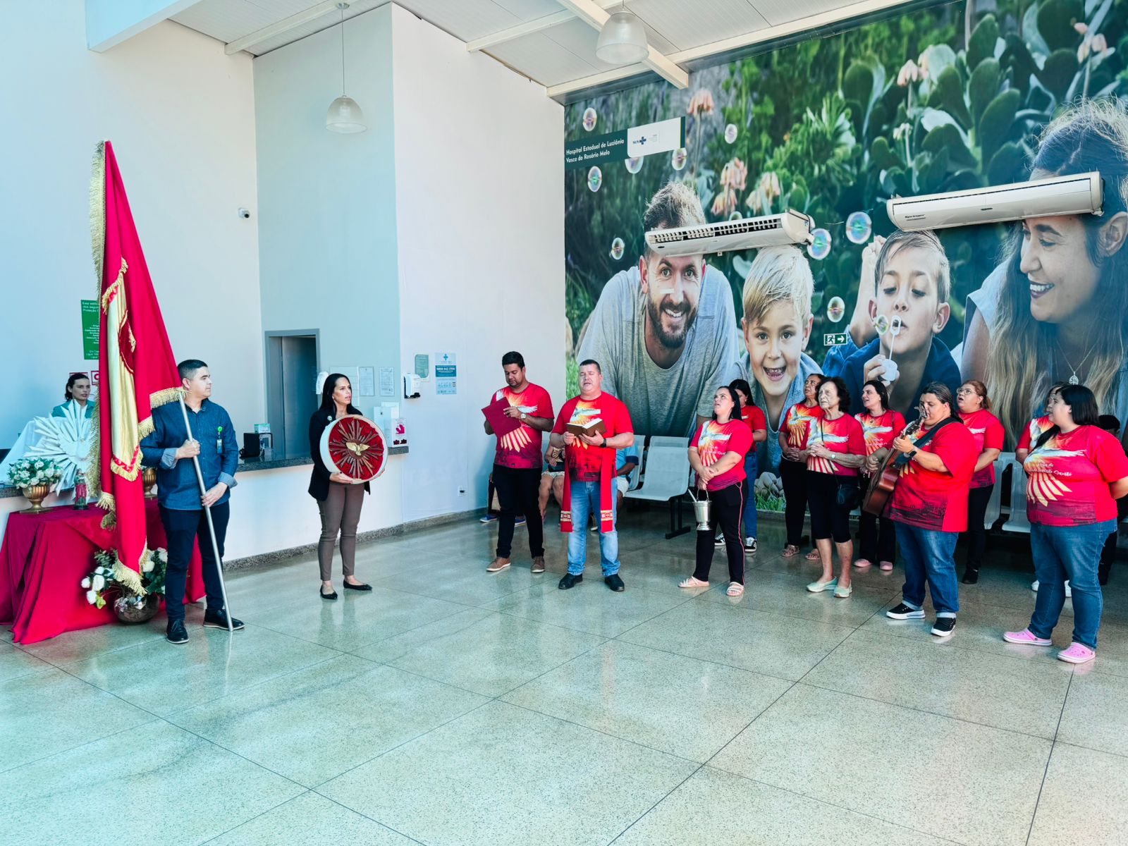 Hospital de Luziânia recebe visita da Bandeira do Divino Espírito Santo