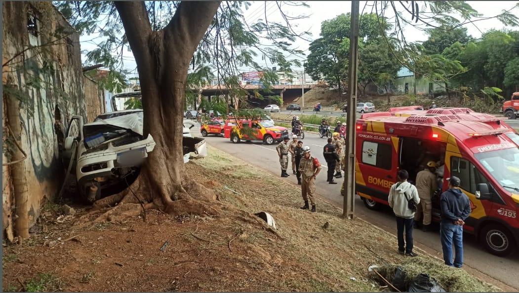 Quatro ficam feridos em acidente na Marginal Botafogo