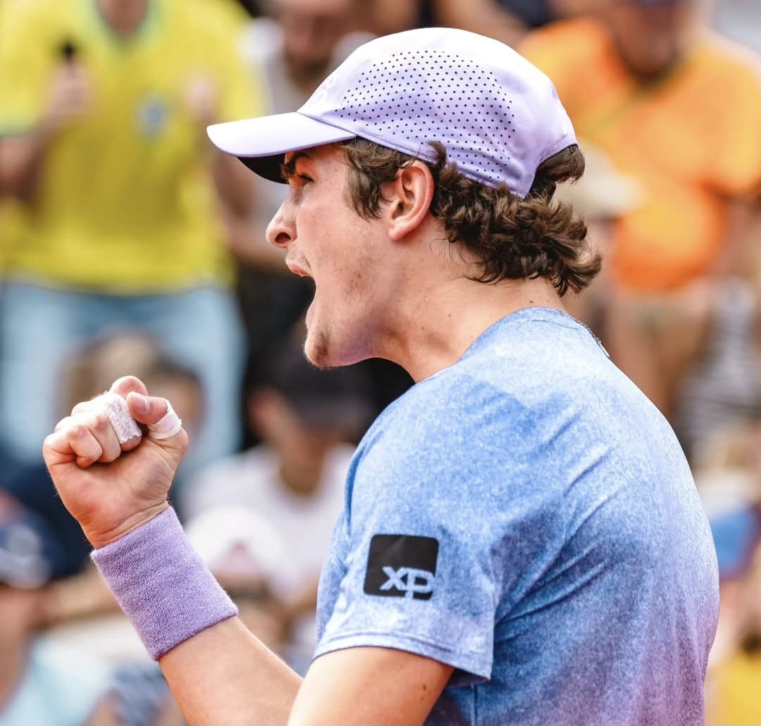 João Fonseca vence, vai à terceira rodada de Roland Garros e se emociona com presença da avó